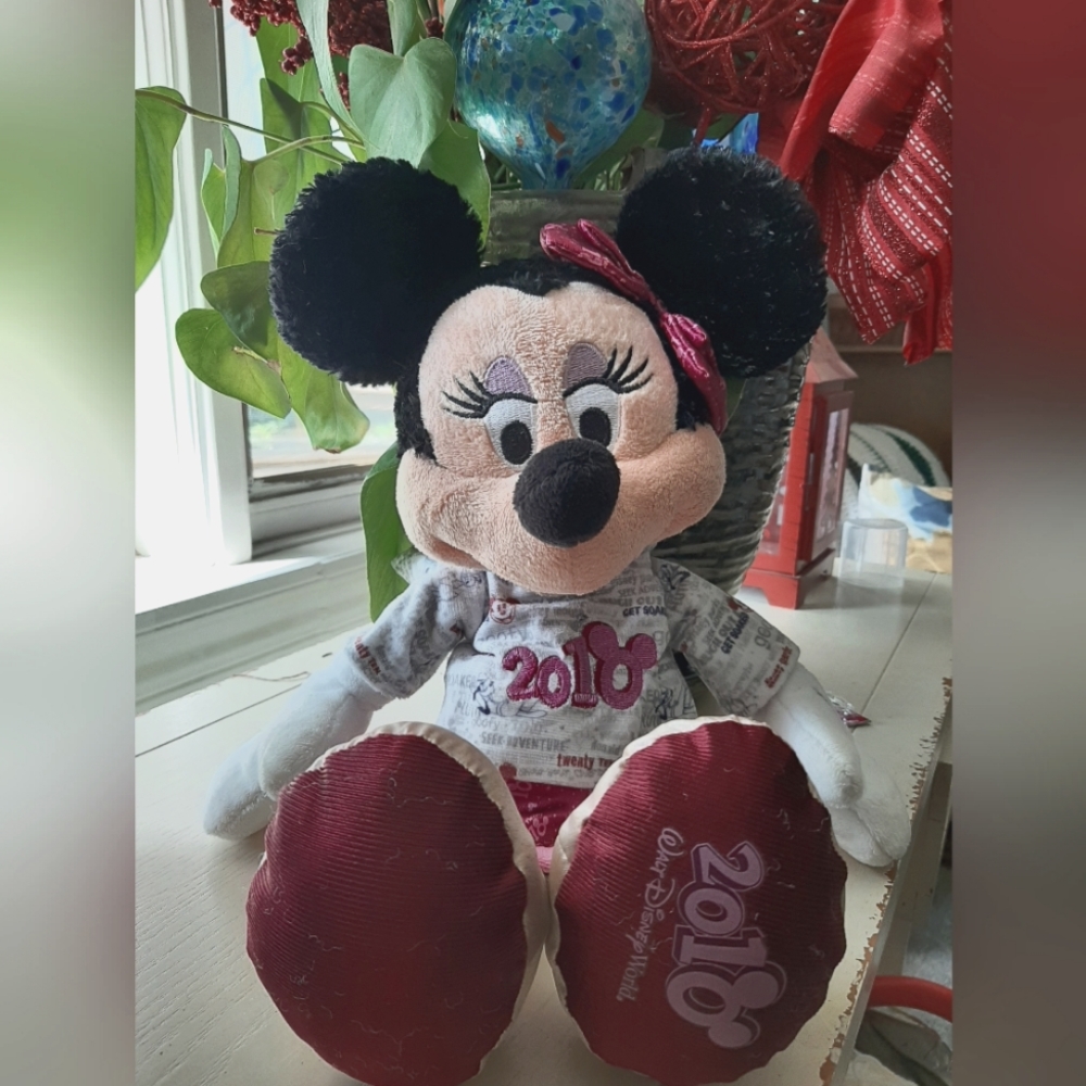 Minnie Mouse stuffed toy 2010 collectors item Walt Disney World
